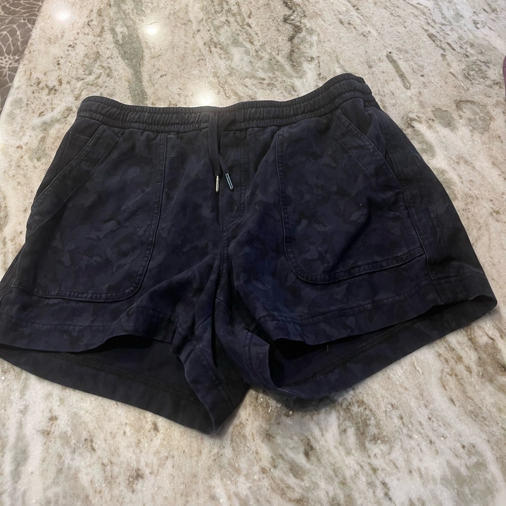Athleta Women's Size‎ 14 Camo Farallon Shorts Stratum Camo Navy